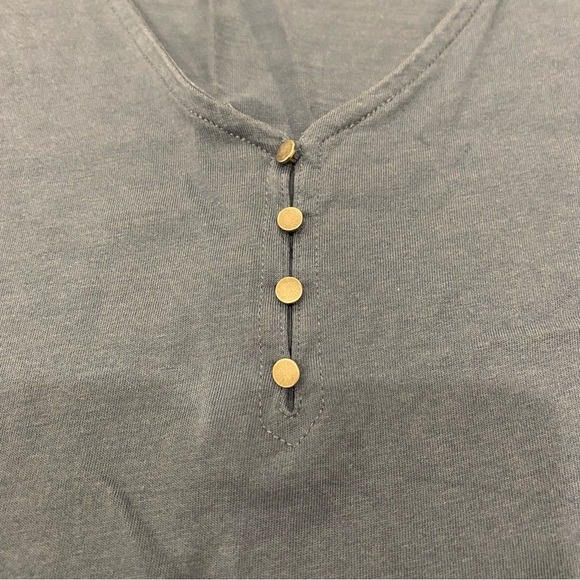 Blue flutter sleeve tee shirt size medium cotton blend metallic buttons - Picture 3 of 8